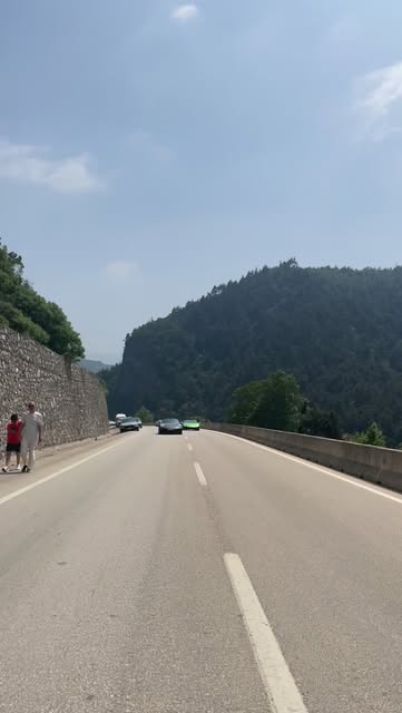 Dağ yolunda sürüş