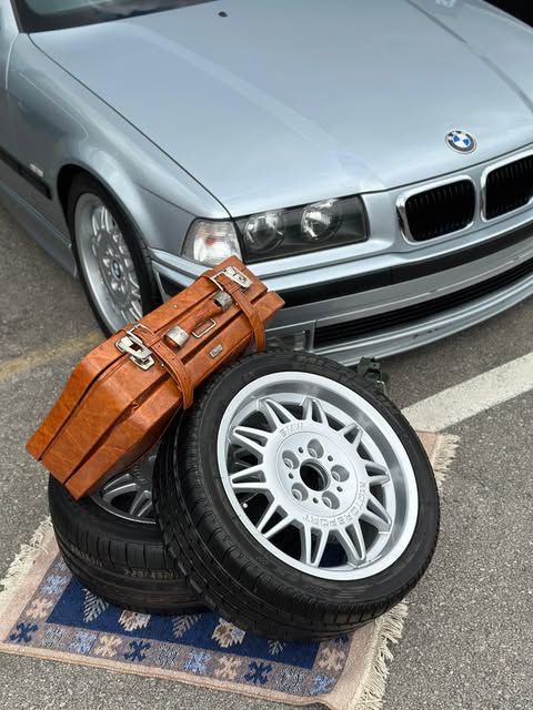 BMW E36, BBS jantlar ve deri alet çantasıyla